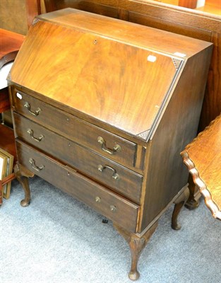 Lot 1155 - A small bureau