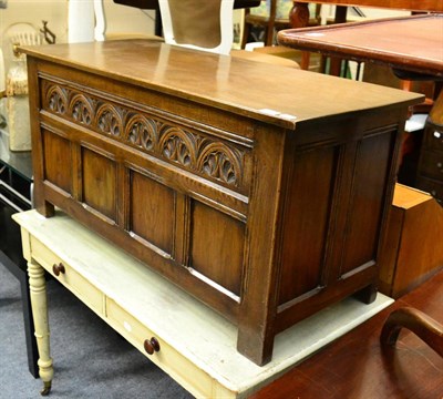 Lot 1161 - An oak blanket chest