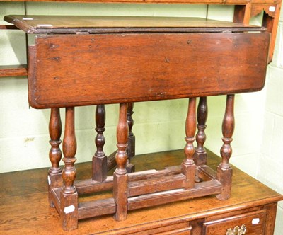 Lot 1314 - An oak drop leaf small table