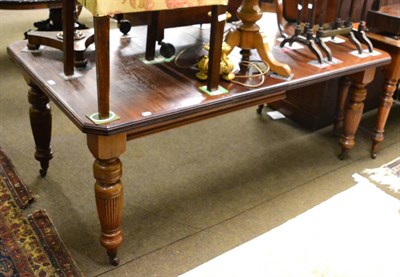 Lot 1340 - An Edwardian extending dining table