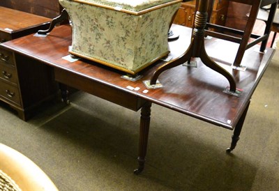 Lot 1403 - An early 19th century mahogany drop leaf dining table