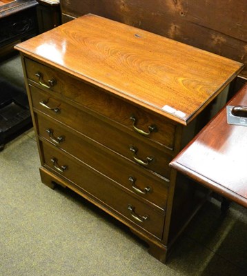 Lot 1404 - A small oak chest of drawers