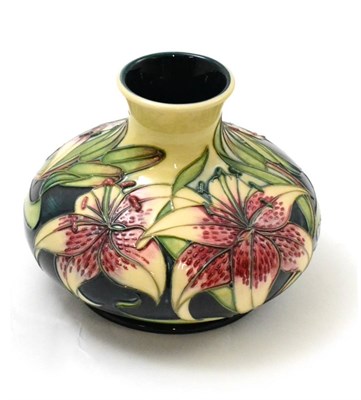 Lot 122 - A modern Moorcroft Lilies of the Field pattern 32/5 vase, designed by Rachel Bishop (boxed)