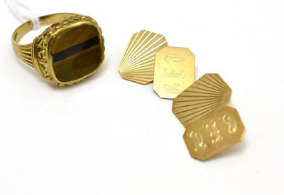 Lot 182 - A 9ct gold tiger's eye ring and a pair of 9ct gold cufflinks bearing initials