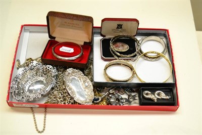 Lot 520 - A quantity of costume jewellery containing chains, bangles and brooches, white metal chains...