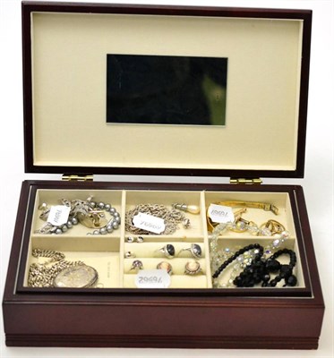 Lot 532 - A group of jewellery including scrap gold, contained in a wooden box