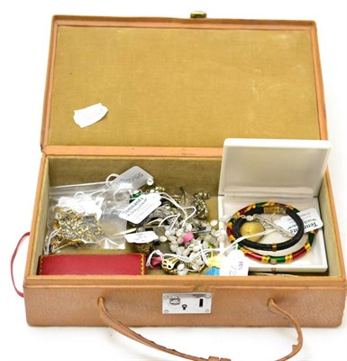 Lot 534 - A box containing assorted jewellery, including a Scottish brooch with Celtic symbols, a diamond...