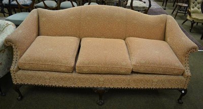 Lot 1236 - Pink cut chenille serpentine back sofa on mahogany legs