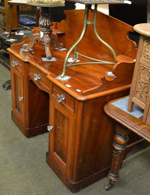 Lot 1267 - A Victorian mahogany washstand