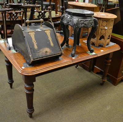 Lot 1271 - A Victorian mahogany wind-out dining table