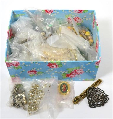 Lot 57 - A quantity of miscellaneous jewellery (qty)