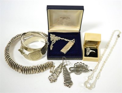 Lot 90 - A quantity of jewellery including a buckle bangle, a modernist collar and matching earrings...