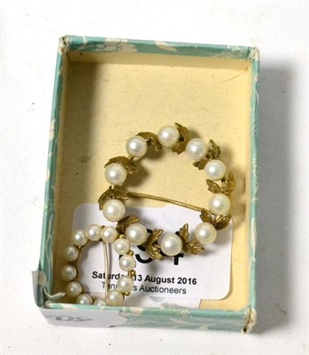 Lot 194 - Two 9ct gold pearl set brooches