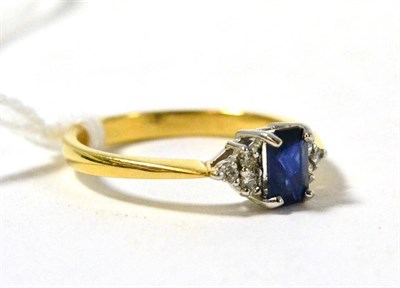 Lot 204 - An 18ct gold sapphire and diamond cluster ring