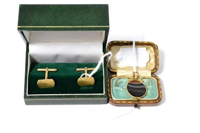 Lot 306 - A pair of 9ct gold cufflinks together with a 9ct gold mounted agate Masonic pendant