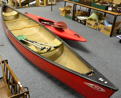 Lot 1072 - Discovery 174 ";Old Tour"; canoe with paddles