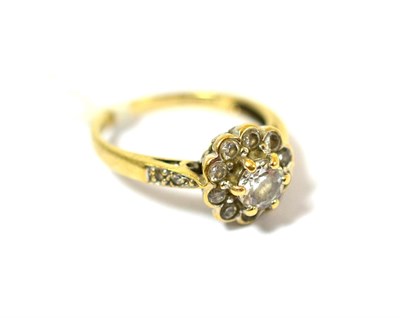 Lot 207 - Diamond cluster ring