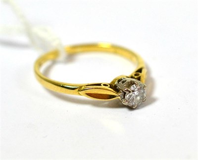 Lot 242 - An 18ct gold diamond solitaire ring