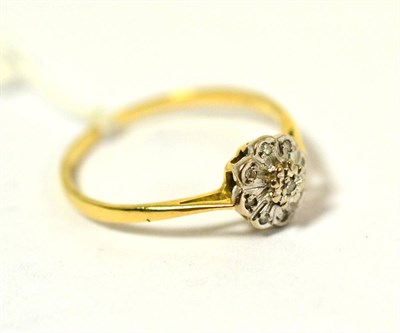 Lot 318 - A diamond cluster ring