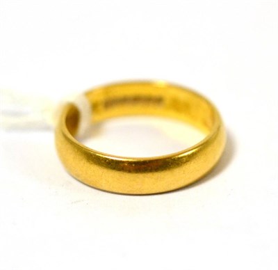 Lot 332 - A 22ct gold band ring