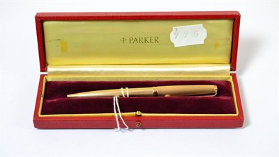 Lot 353 - A cased 9ct gold Parker pen