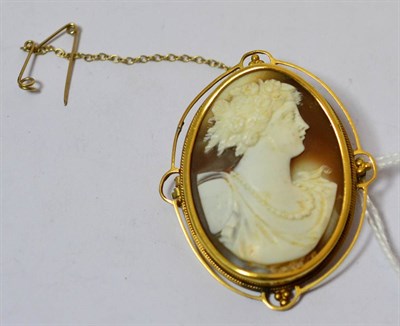 Lot 486 - A Victorian shell cameo brooch