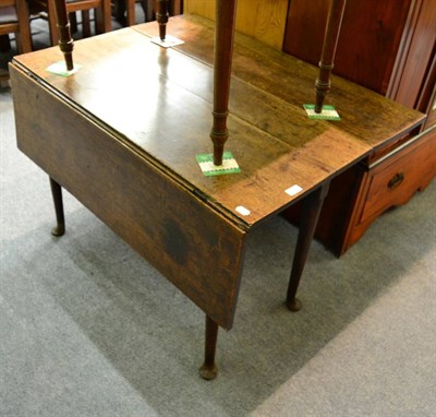 Lot 1264 - An 18th century oak drop leaf table