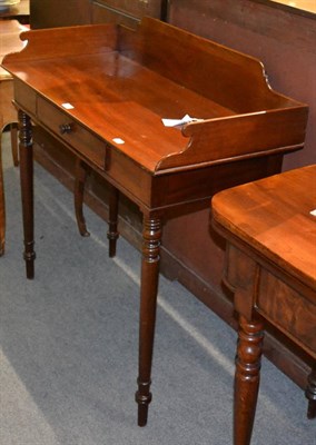 Lot 1402 - A Georgian mahogany washstand with single drawer