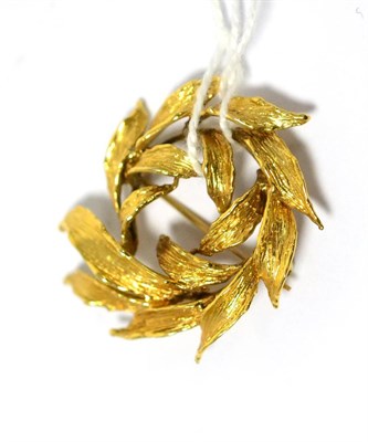 Lot 250 - A 9ct gold foliate circlet brooch