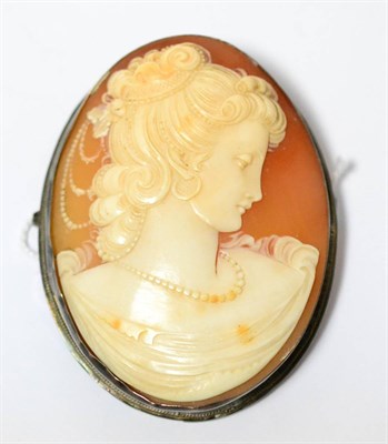 Lot 361 - A Victorian shell cameo brooch