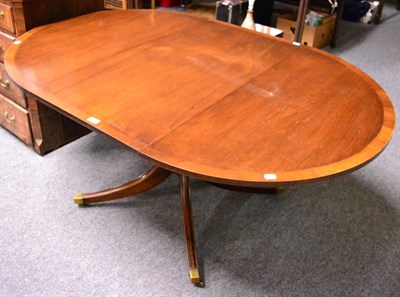 Lot 1118 - Mahogany drop leaf pedestal table