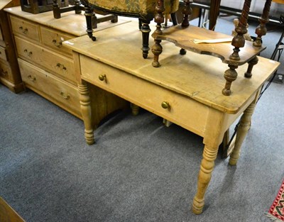 Lot 1143 - A pine table