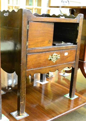 Lot 1351 - A George III mahogany tray-top commode