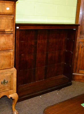 Lot 1370 - A mahogany floor standing bookcase with three shelves