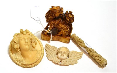 Lot 267 - Four small items of (pre-1947) ivory