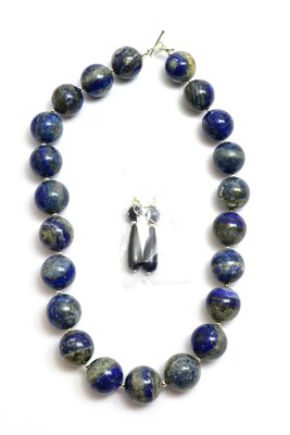 Lot 79 - A lapis lazuli bead necklace with ear pendants