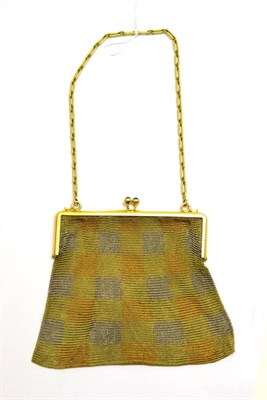 Lot 99 - A 9ct gold purse with cabochon sapphire snap