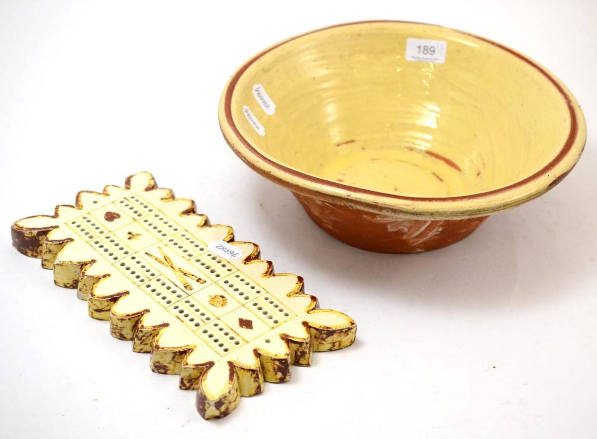 Lot 189 - Slip decorated cribbage/games board and a bowl