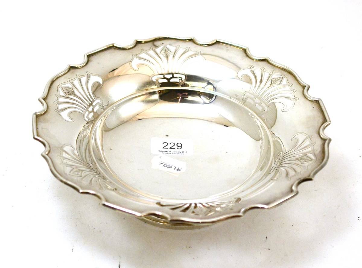 Lot 229 - A silver tazza, pierced and engraved
