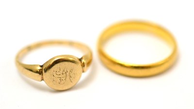 Lot 251 - A 22ct gold band ring and a signet ring (2)