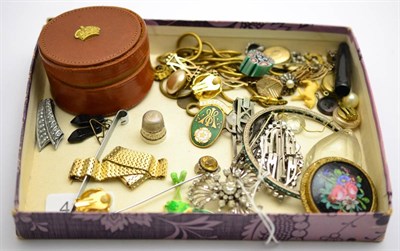 Lot 407 - A group of assorted jewellery and costume jewellery including dress studs, brooches, bracelets, etc