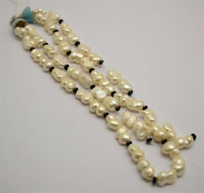 Lot 411 - A pearl necklace