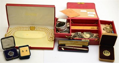 Lot 449 - Two silver napkin rings, silver yard-o-led pencil, gold jewellery, silver jewellery etc