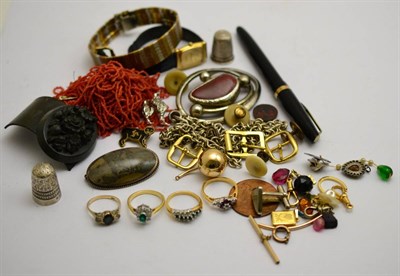 Lot 454 - A collection of assorted costume jewellery