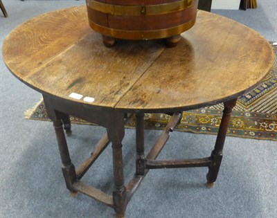 Lot 1092 - Late 18th century oak drop leaf table