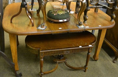 Lot 1295 - An oak draw leaf dining table