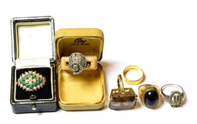 Lot 112 - A collection of rings including a 9ct gold cabochon ring, 22ct gold band ring etc (6)