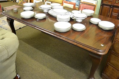 Lot 1415 - Extending dining table with two leaves