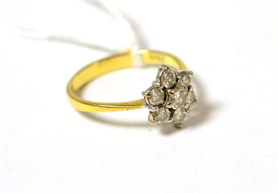 Lot 104 - An 18ct gold flower head diamond ring