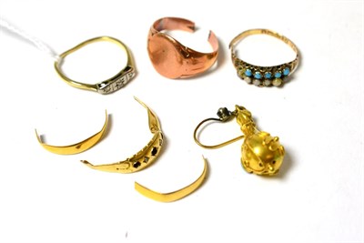 Lot 120 - Assorted rings (a.f.) and damaged rings and an earring